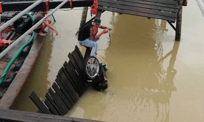 Sập cầu ở Nha Trang, 4 người rơi xuống sông
