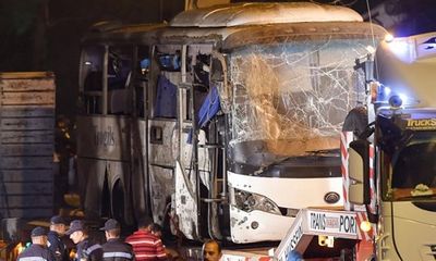 Hiện trường vụ xe chở du khách Việt Nam bị đánh bom ở Ai Cập: Mảnh kính khắp nơi, vết máu loang lổ