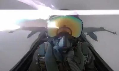Video: Tia sét đánh trúng máy bay ném bom của không quân Kuwait