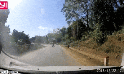 Video: Ôm cua với tốc độ cao, phượt thủ lao thẳng vào gầm ô tô