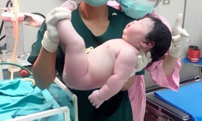Tin tức đời sống mới nhất ngày 1/1/2019: Em bé sinh thường nặng 5,2 kg gây sốt mạng xã hội