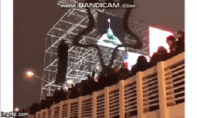 Video: Cầu tại Nga bất ngờ gãy đôi, đổ sập trong đêm đón năm mới