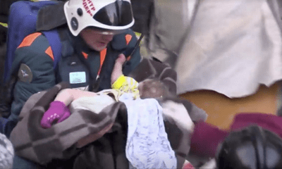 Video: Bé trai 11 tháng tuổi sống sót kỳ diệu sau 35 giờ vùi lấp dưới trời -20 độ