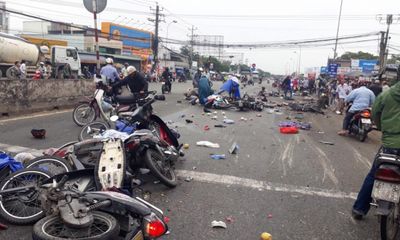 Video: Ớn lạnh xem clip xe máy nằm la liệt sau vụ tai nạn kinh hoàng ở Long An