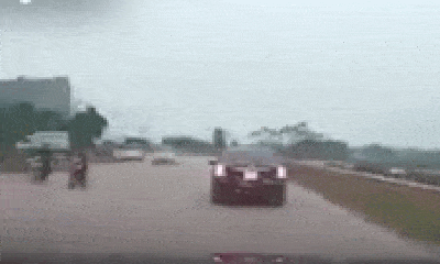 Video: Ôm cua tốc độ cao, xe máy lao thẳng vào gầm ô tô