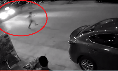 Video: Thót tim cảnh bé trai chạy trước đầu ô tô để đuổi theo quả bóng