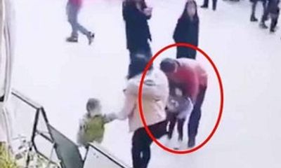 Video: Táo tợn bắt cóc bé gái 2 tuổi giữa ban ngày tại Trung Quốc