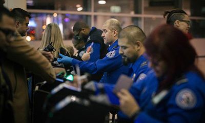 Bị yêu cầu làm việc không lương, hàng trăm nhân viên an ninh sân bay Mỹ đồng loạt cáo ốm