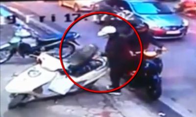 Video: Đôi nam nữ đi SH thản nhiên mở cốp xe trên vỉa hè, lấy trộm đồ ở Hà Nội