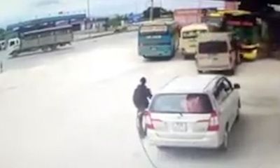 Video: Xe khách lao thẳng vào quán cơm khi tránh xe tải 
