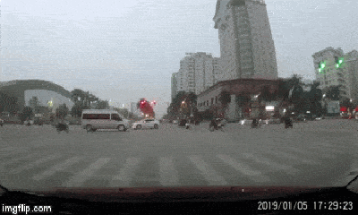 Video: Cô gái lái xe tay ga hấp tấp vượt đèn đỏ và cái kết 