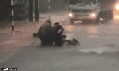 Video: Cảm động tài xế container đội mưa giúp người phụ nữ bị ngã xe giữa dòng nước xiết
