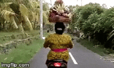 Video: Đội cả “núi” trái cây trên đầu, người phụ nữ vẫn chạy xe bon bon trên đường 