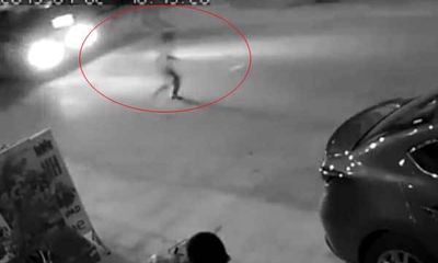 Video: Thót tim cảnh cậu bé suýt bị ô tô đâm vì đuổi theo quả bóng đá