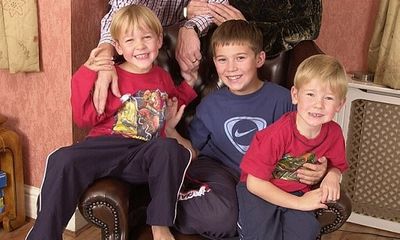 Cùng vợ nuôi nấng 3 người con suốt 20 năm, triệu phú Anh bàng hoàng phát hiện bị vô sinh 