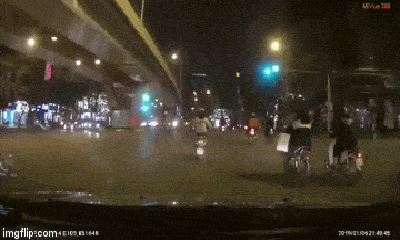 Video: Kẻ vượt đèn đỏ bất ngờ gặp ông ngược chiều và kết cục cay đắng