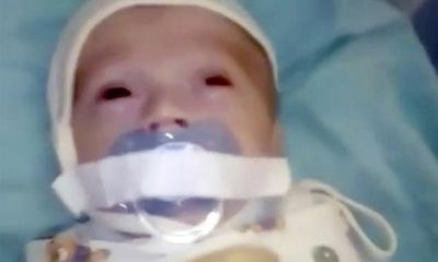 Dân mạng phẫn nộ trước clip bé sinh non bị ngược đãi trong bệnh viện