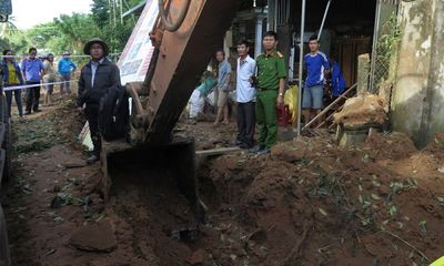 Quảng Ngãi: Xe xúc đào trúng mìn, một người bị thương, hàng chục ngôi nhà bị ảnh hưởng
