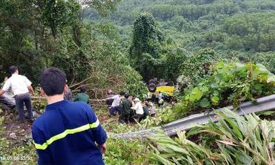 Xe khách lao xuống vực sâu ở đèo Hải Vân, 21 người gặp nạn