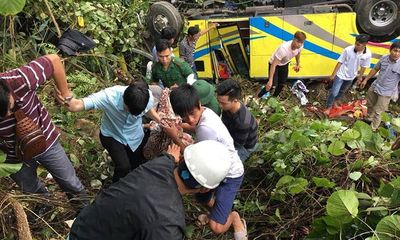 Vụ xe khách lao xuống vực đèo Hải Vân: Ướp đá cánh tay đứt lìa của nữ sinh chở thẳng đến bệnh viện