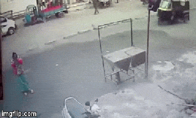 Video: Chui đầu vào gầm xe rác, người phụ nữ vẫn thoát chết thần kỳ
