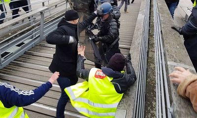 Giới chức Pháp phẫn nộ vì võ sĩ tấn công cảnh sát trong cuộc biểu tình lại được ủng hộ tiền 