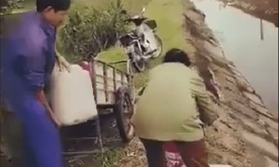 Phát hiện vợ chồng trưởng thôn liên tiếp đổ chất thải bẩn xuống kênh tưới tiêu