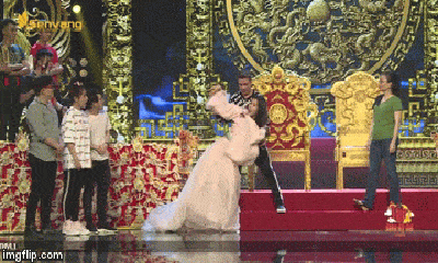 Video: Hoa hậu Tiểu Vy lăn xả trên sân khấu đến nỗi rơi cả mic