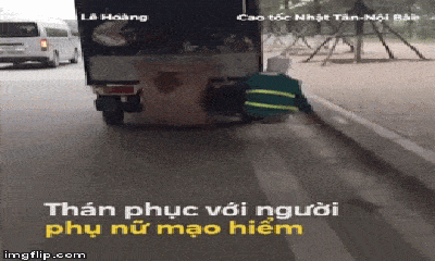 Video: Hoảng hồn xem nhân viên vệ sinh đu bám sau xe tải đang chạy để nhặt rác