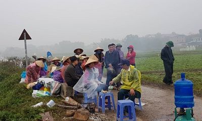 Người dân dỡ lều bạt, mở lối cho xe vào bãi rác Nam Sơn