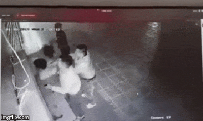 Video: Nhóm thanh niên túm tóc, liên tục đập đầu cô gái trẻ vào cửa gây phẫn nộ