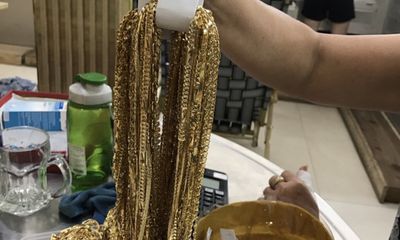 Lời khai không nhất quán của 2 đối tượng khả nghi bán cả bao tải vàng ở Quảng Nam 