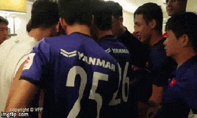 Video: ĐT Việt Nam ôm nhau ăn mừng, vui hơn Tết khi chính thức lọt vào vòng 1/8