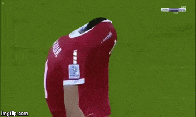 Video: Cầu thủ Lebanon ôm mặt nức nở vì chiếc thẻ vàng oan nghiệt