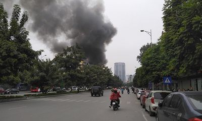 Hà Nội: Cháy lớn trên đường Nguyễn Văn Huyên, người dân hoảng hốt tháo chạy