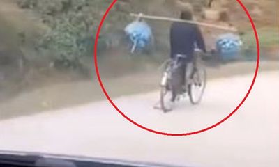 Video: Thót tim với người đàn ông đi xe đạp ôm cua 
