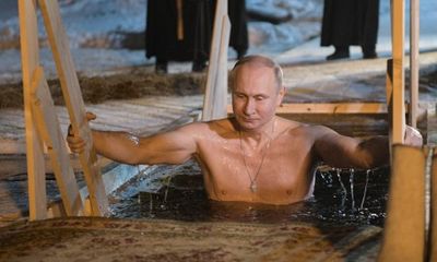 Video: Tổng thống Putin cởi trần, ngâm mình dưới hồ nước lạnh giá