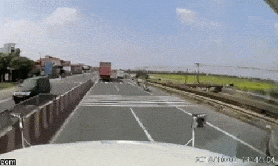 Video: Container mất lái, gây tai nạn thảm khốc trên cao tốc