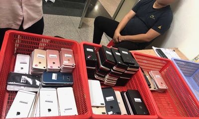 Khởi tố hành khách Hàn Quốc đem 200 chiếc điện thoại nhập cảnh vào Việt Nam để bán kiếm lời