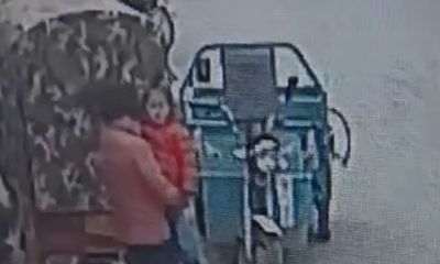 Video: Ngỡ ngàng trước cảnh người phụ nữ bắt cóc trẻ em ngay trên đường phố