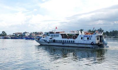 Hàng chục khách la hét hoảng loạn vì tàu cao tốc từ đảo Lý Sơn trên đường vào cảng đâm chìm tàu cá