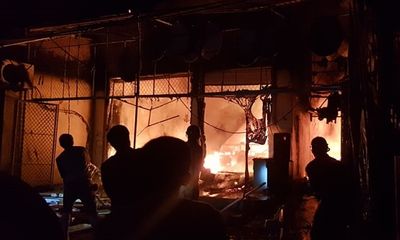 Hà Tĩnh: Cháy lớn thiêu rụi 3 căn nhà, người dân hoảng sợ sơ tán trong đêm