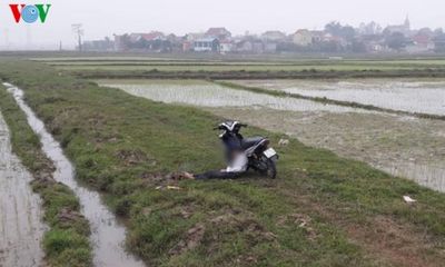 Nam thanh niên chết gục trên xe máy ở giữa cánh đồng