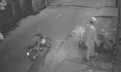Video: Thanh niên dừng xe giữa đường trong đêm, trộm thứ khó ngờ khiến dân mạng bức xúc
