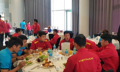 Khách sạn Dubai từ chối để CĐV Việt Nam gửi đồ ăn cho thầy trò HLV Park