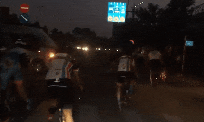 Video: Đi xe đạp liều mạng vượt đèn đỏ, tạt đầu xe khách