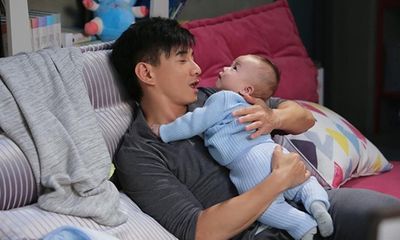 Ngô Kỳ Long học chăm sóc em bé để đón con đầu lòng với Lưu Thi Thi