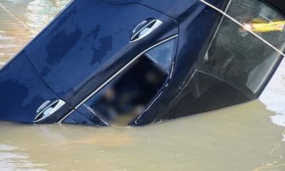 Video: Trục vớt chiếc xe Toyota chứa thi thể bé trai 6 tuổi ở sông Hoài