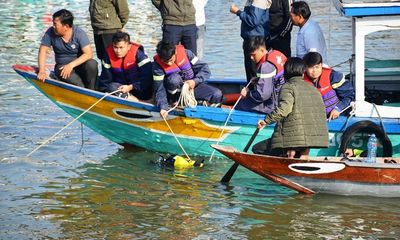 Vụ chồng lao ô tô xuống sông ở Quảng Nam: Vớt được thi thể 3 nạn nhân