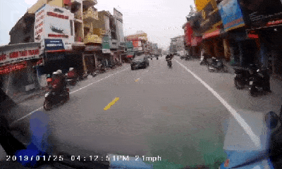 Video: Rùng mình cảnh người đàn ông đi xe máy đâm trực diện vào xe tải